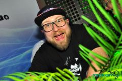 230303-Pull_up_in_SUV_028