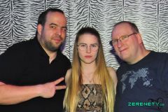 230303-Pull_up_in_SUV_031