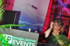 230303-Pull_up_in_SUV_040