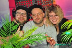 230303-Pull_up_in_SUV_089